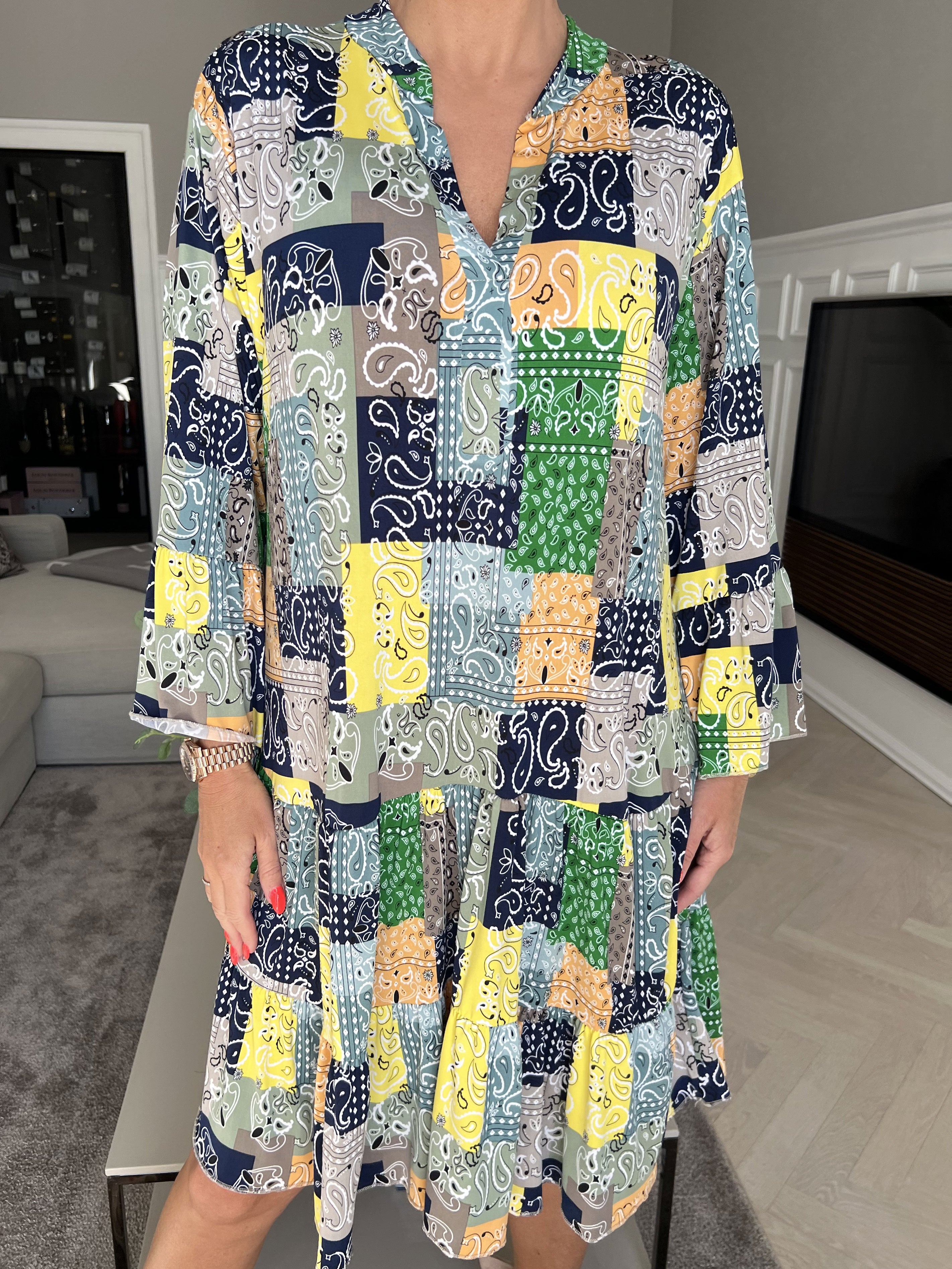 Pauline Paisley - Klänning med v-ringning och liten volangkjol